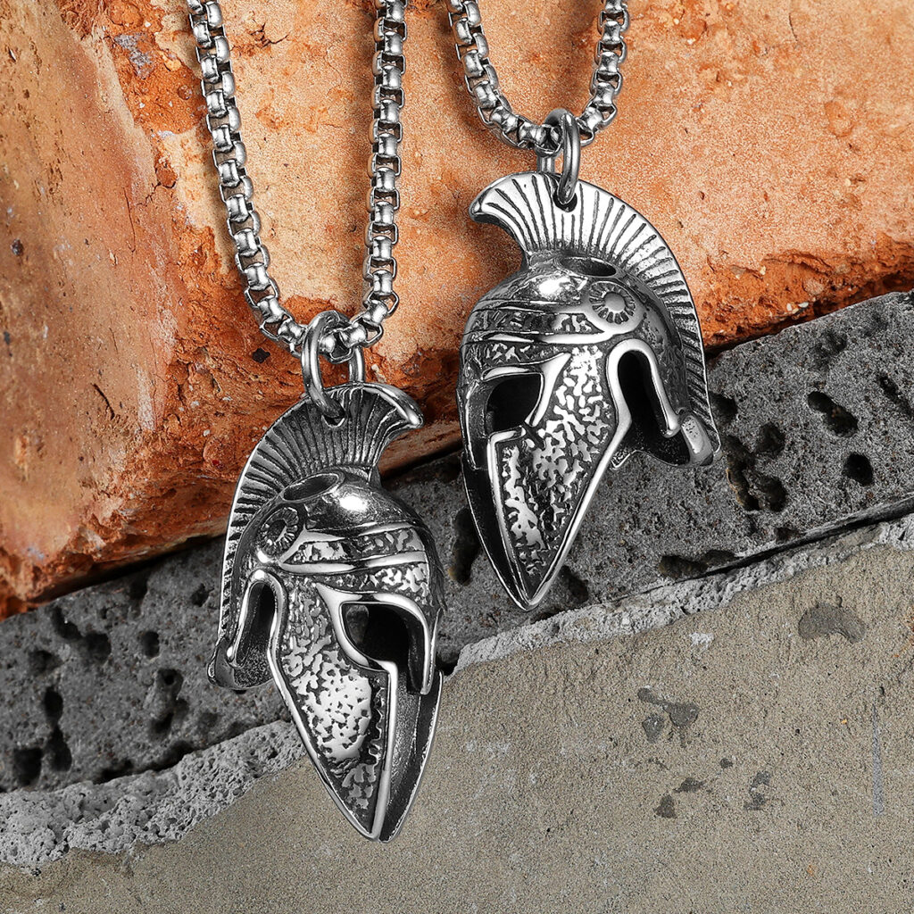 Collier avec pendentif casque spartiate en acier inoxydable
