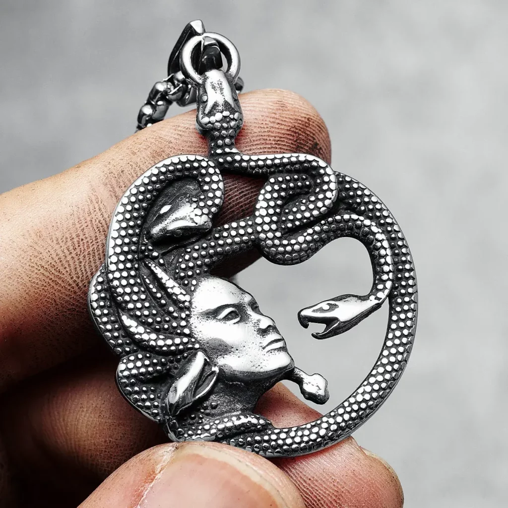 Collier Méduse – pendentif grec aux serpents