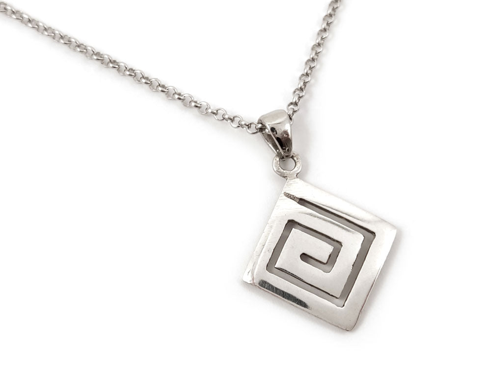 Pendentif carré argenté au méandre grec
