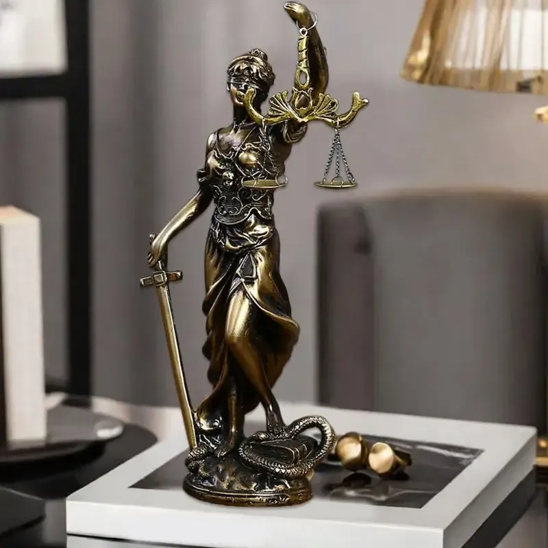 Déesse grecque de la justice – statue dorée avec balance