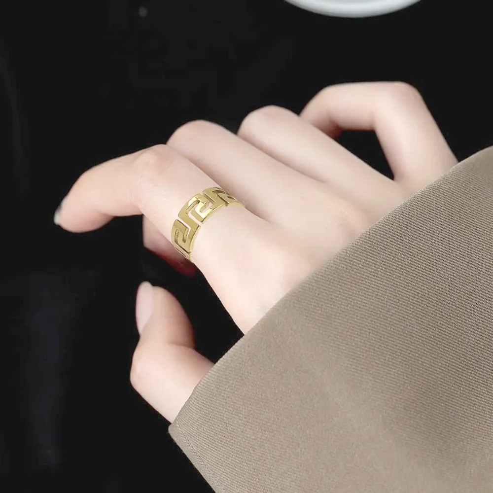 Bague grecque dorée – motif méandre classique