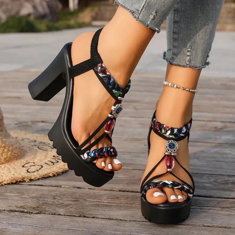 Sandales romaines noires ornées – brides et détails bijoux