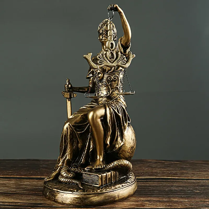Justice grecque aux yeux bandés – statue dorée avec balance