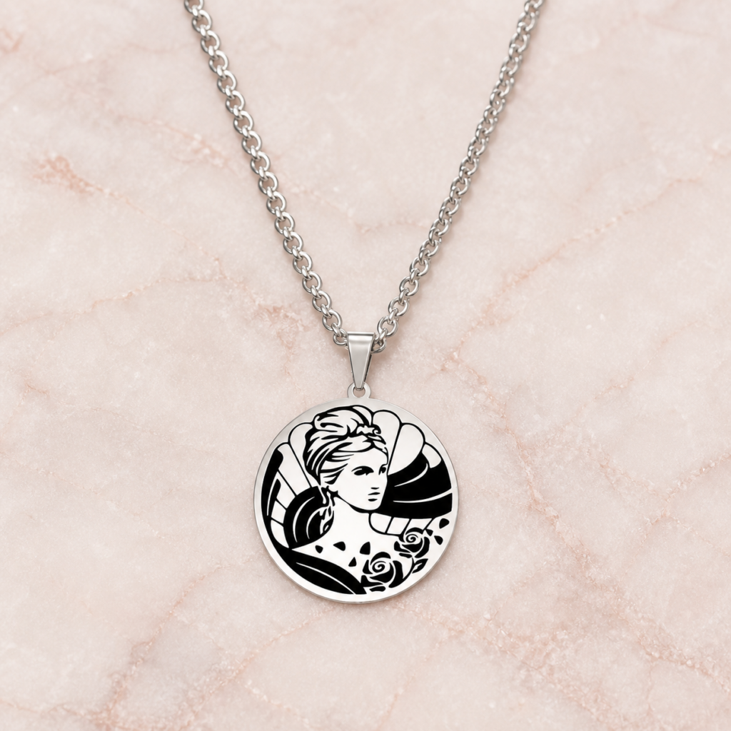 Collier Aphrodite avec profil féminin, coquillage et roses