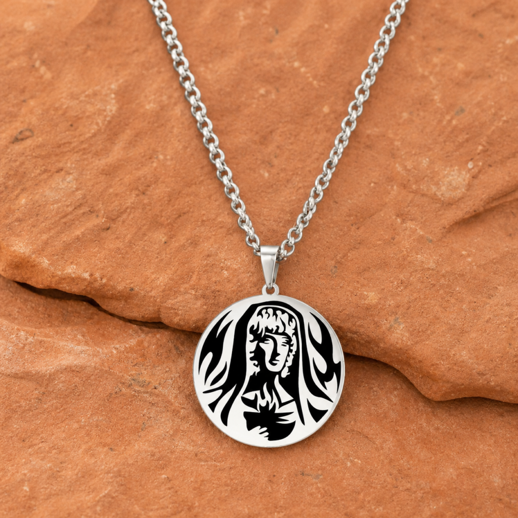 Collier Hestia avec figure tenant la flamme du foyer
