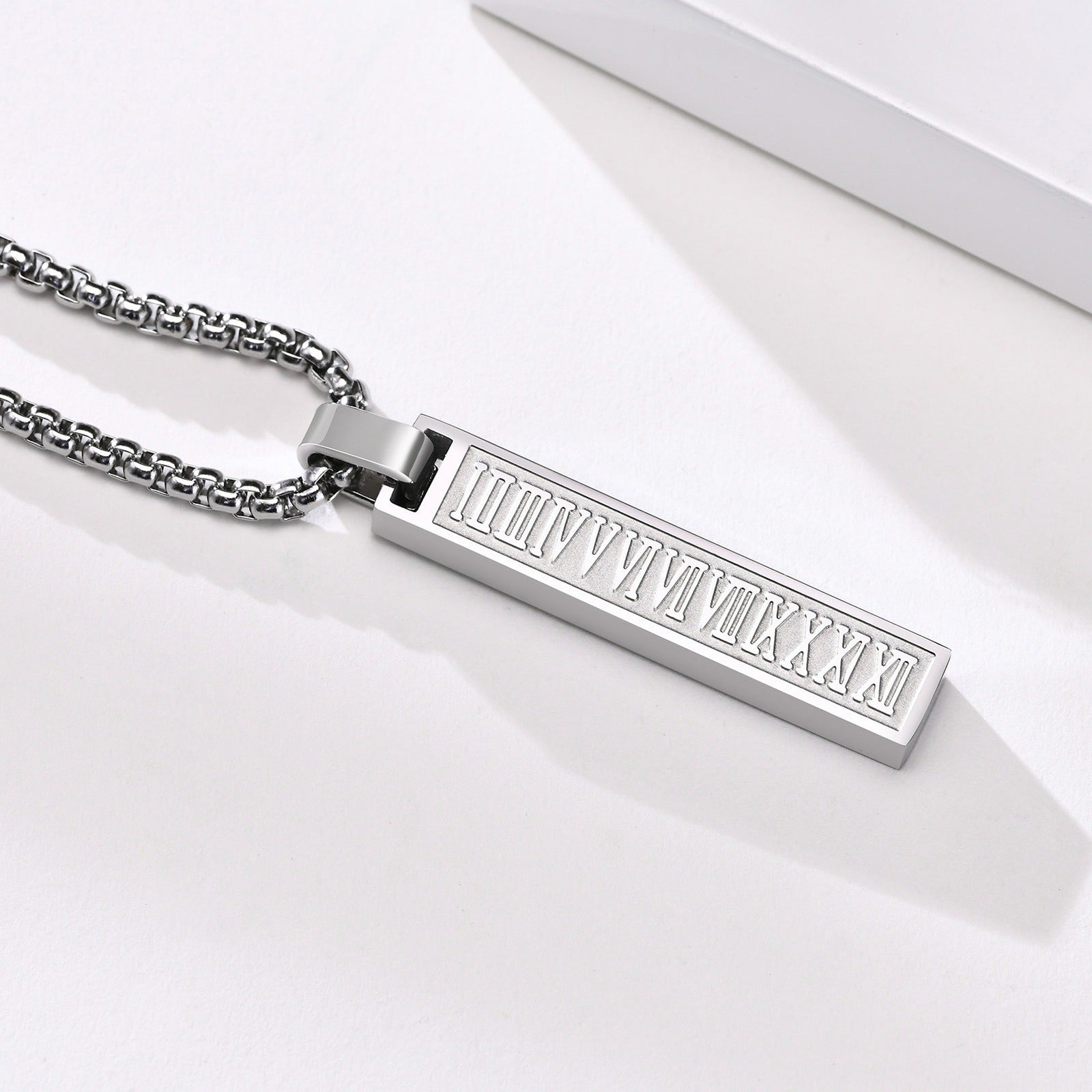 Collier long pendentif chiffres romains – Image 2