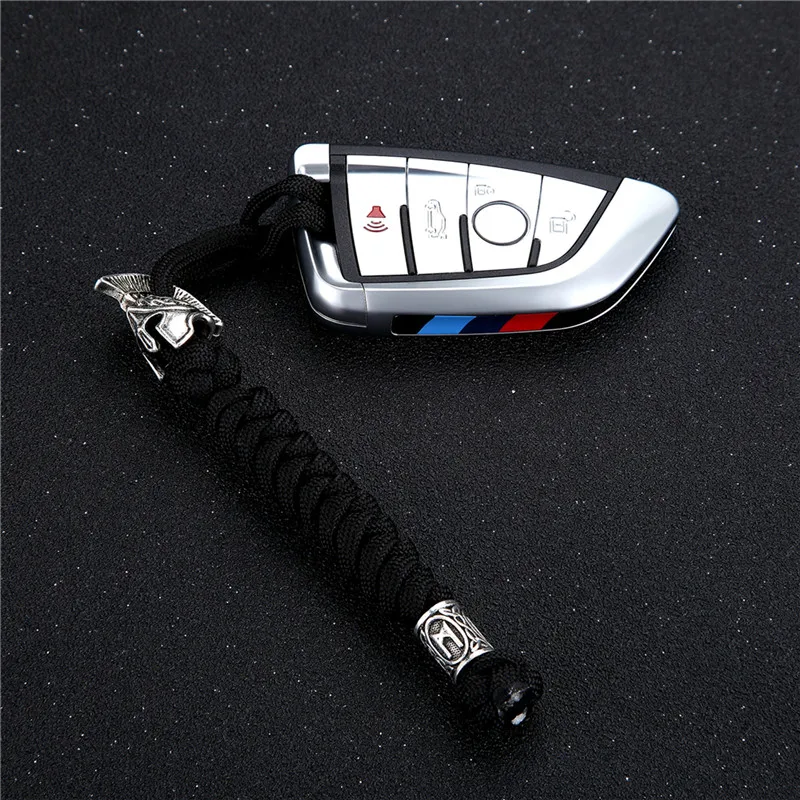 Porte-clés Spartan noir tressé – casque de guerrier grec