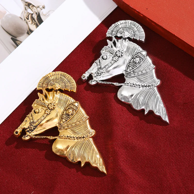 Broche romaine tête de cheval – duo doré et argenté, 5 x 7,5 cm