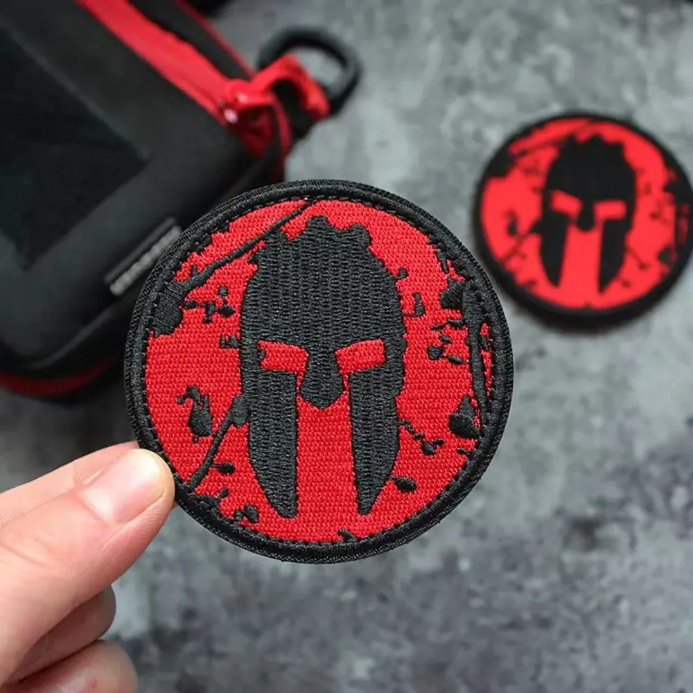 Écusson spartiate rouge et noir – casque grec brodé