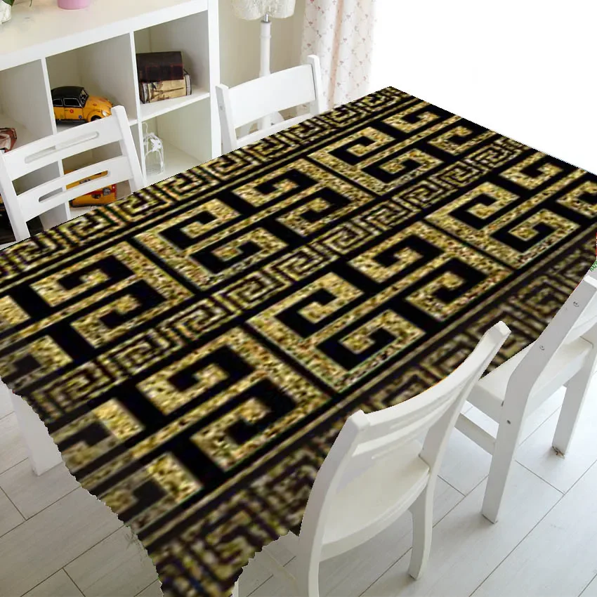 Nappe grecque noire et dorée – labyrinthe de méandres en damier