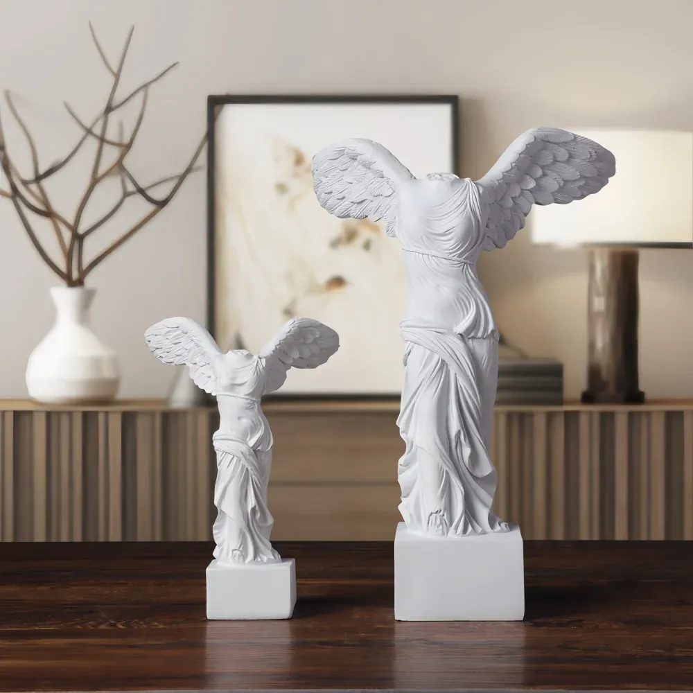 Statue de Niké blanche – déesse de la Victoire ailée