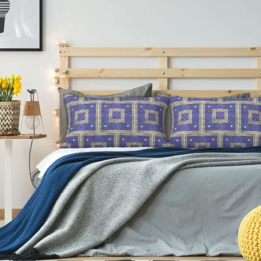 Housse de coussin grecque – frise géométrique bleue et blanche