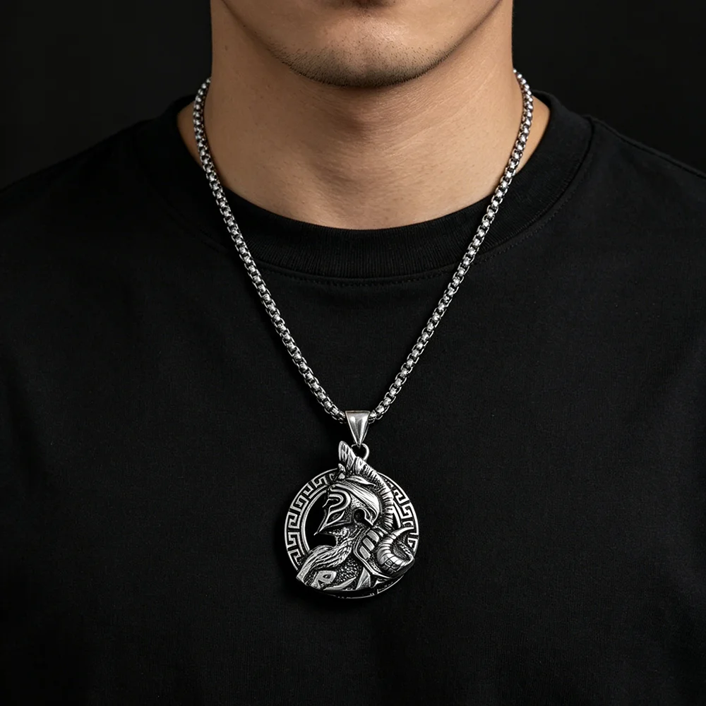Collier Spartan Warrior argenté – Médaillon grec en acier inoxydable 42 × 35 mm