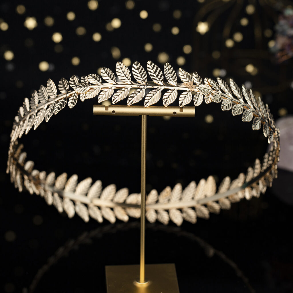 Couronne grecque dorée à feuilles d’olivier vue de face