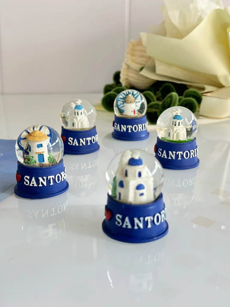 Boule souvenir de Santorin – village blanc et dômes bleus