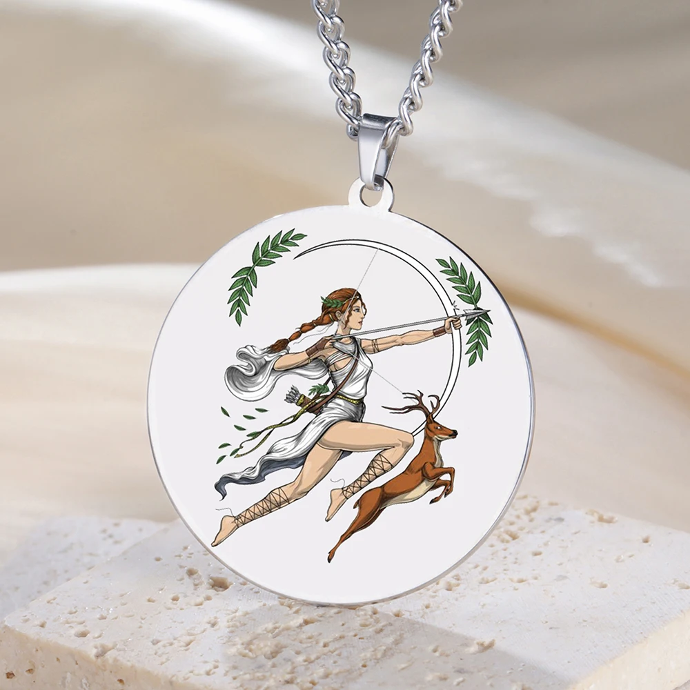 Collier Artémis – déesse grecque et cerf, finition acier