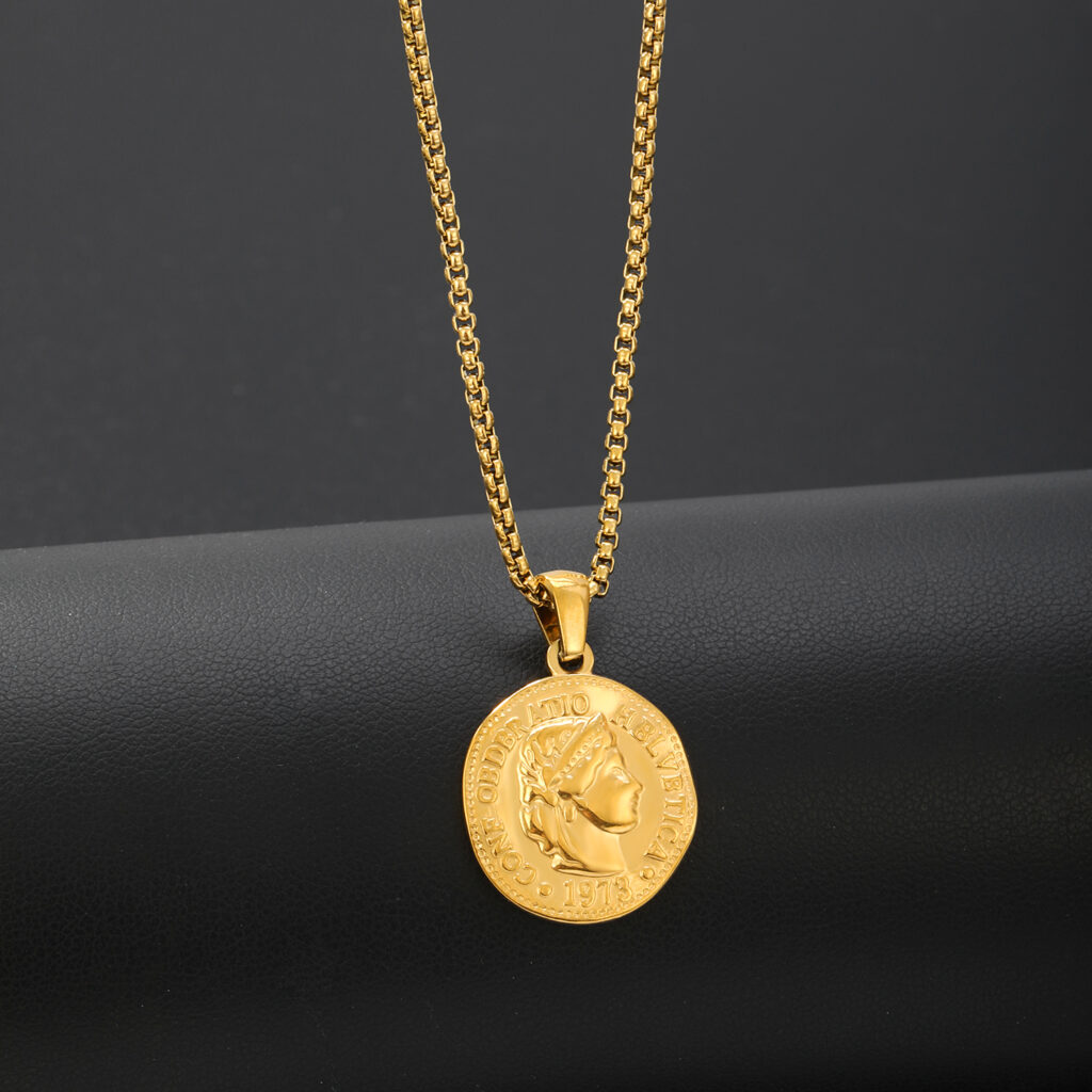 Collier doré avec médaillon inspiré d’une monnaie romaine