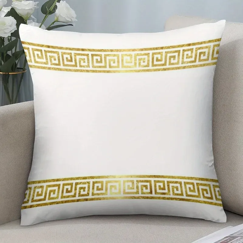 Housse de coussin grecque blanche et dorée à clé méandre