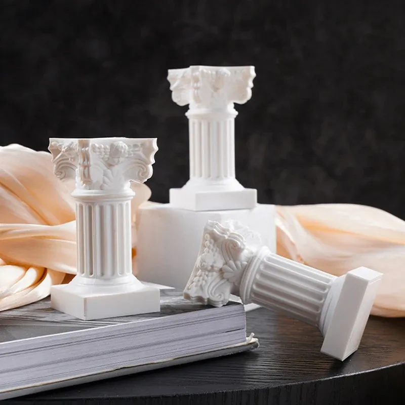 Colonne grecque blanche – support décoratif à chapiteau sculpté