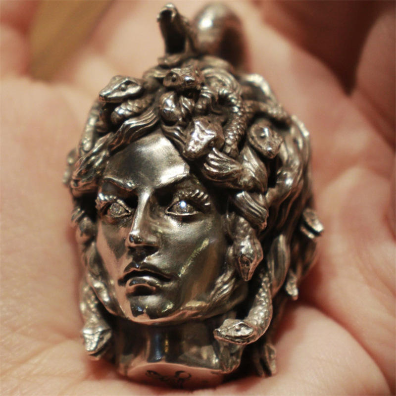 Pendentif tête de Méduse en relief – Bijou inspiré de la Grèce antique