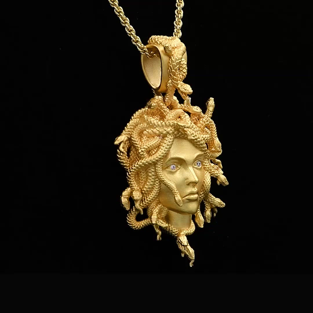 Pendentif tête de Méduse en relief – Bijou inspiré de la Grèce antique – Image 3