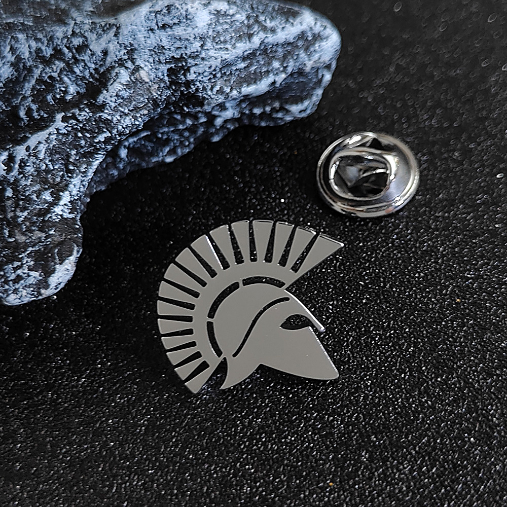 Broche casque spartiate argentée en acier inoxydable
