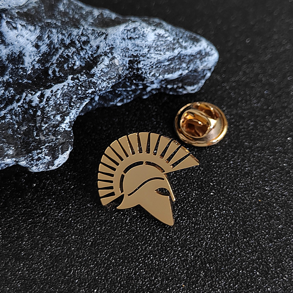Broche casque spartiate dorée
