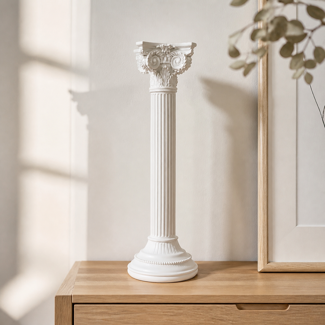Colonne grecque décorative en résine blanche – chapiteau corinthien en situation
