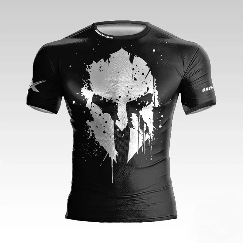 T-shirt noir ajusté avec casque spartiate argenté et motif éclaboussé