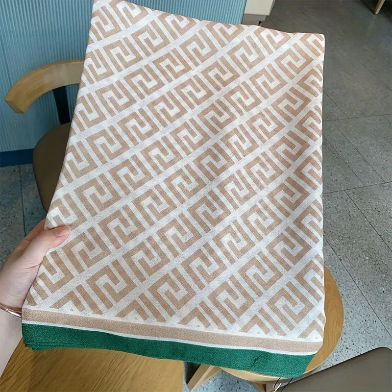 Écharpe grecque beige et vert – motif clé antique