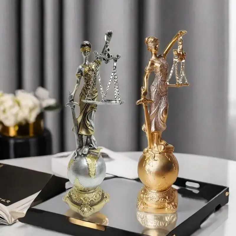 Statue Thémis argentée – déesse grecque de la Justice avec balance
