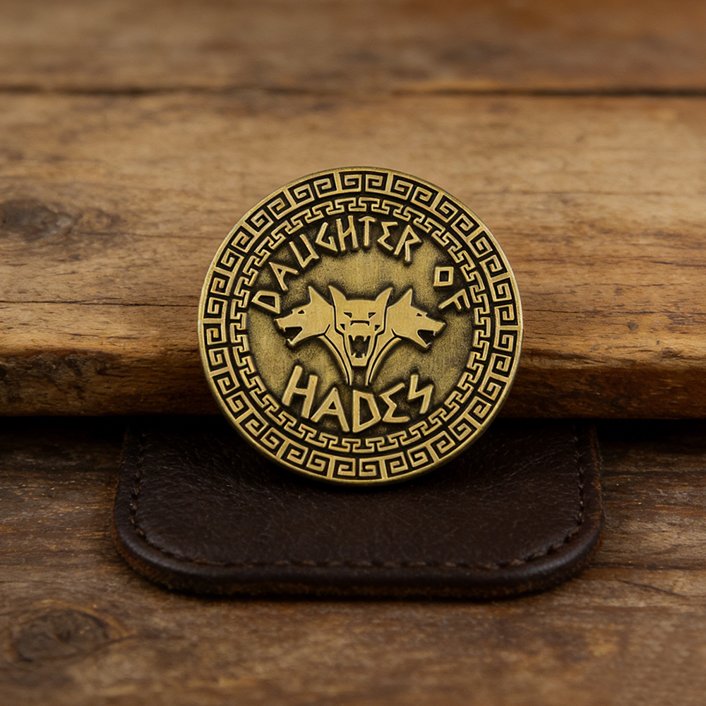 Broche grecque Hadès – médaillon doré aux trois têtes