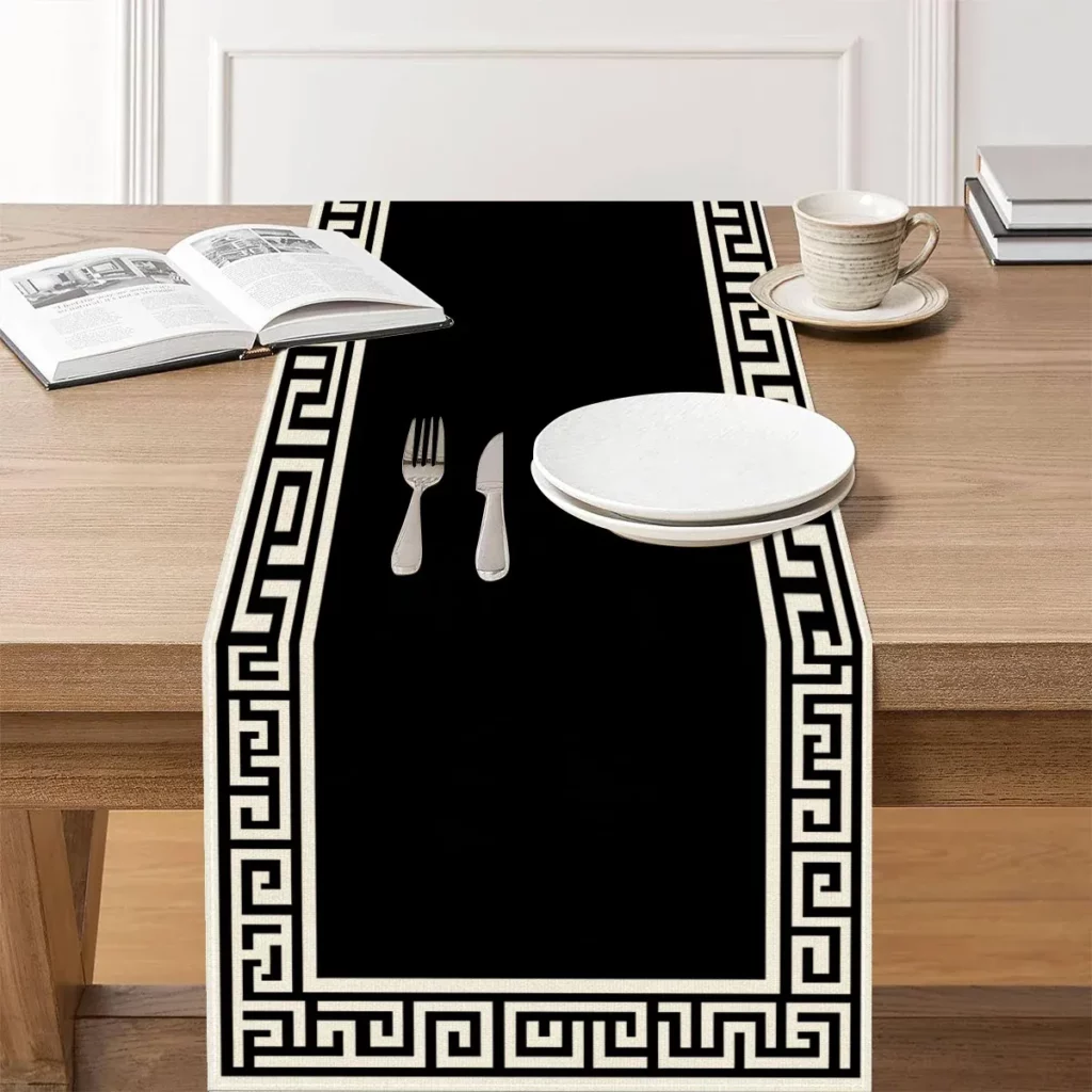 Chemin de table grec noir et blanc – bordure méandre 150 à 210 cm