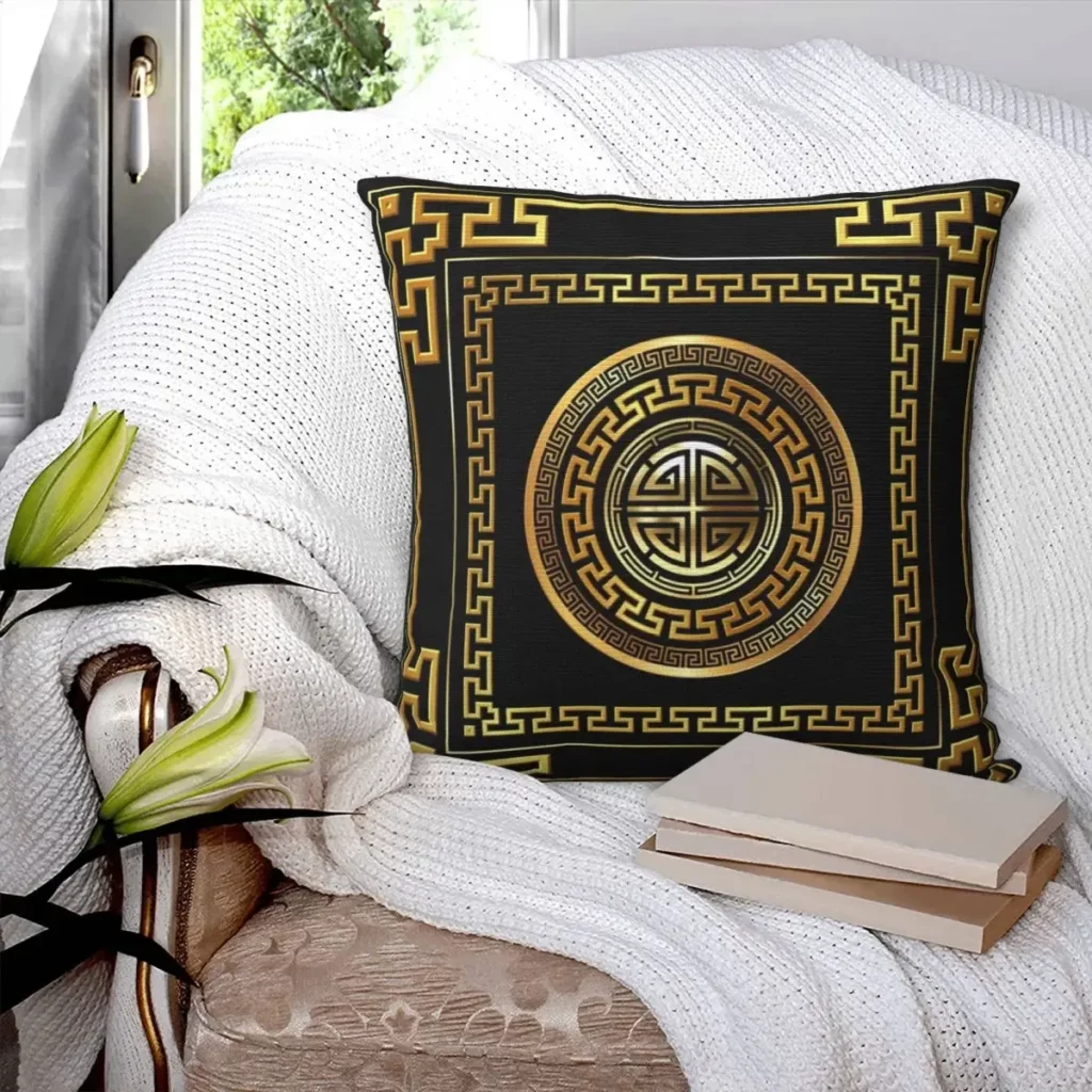 Housse de coussin grecque noire et dorée – méandre 45 × 45 cm