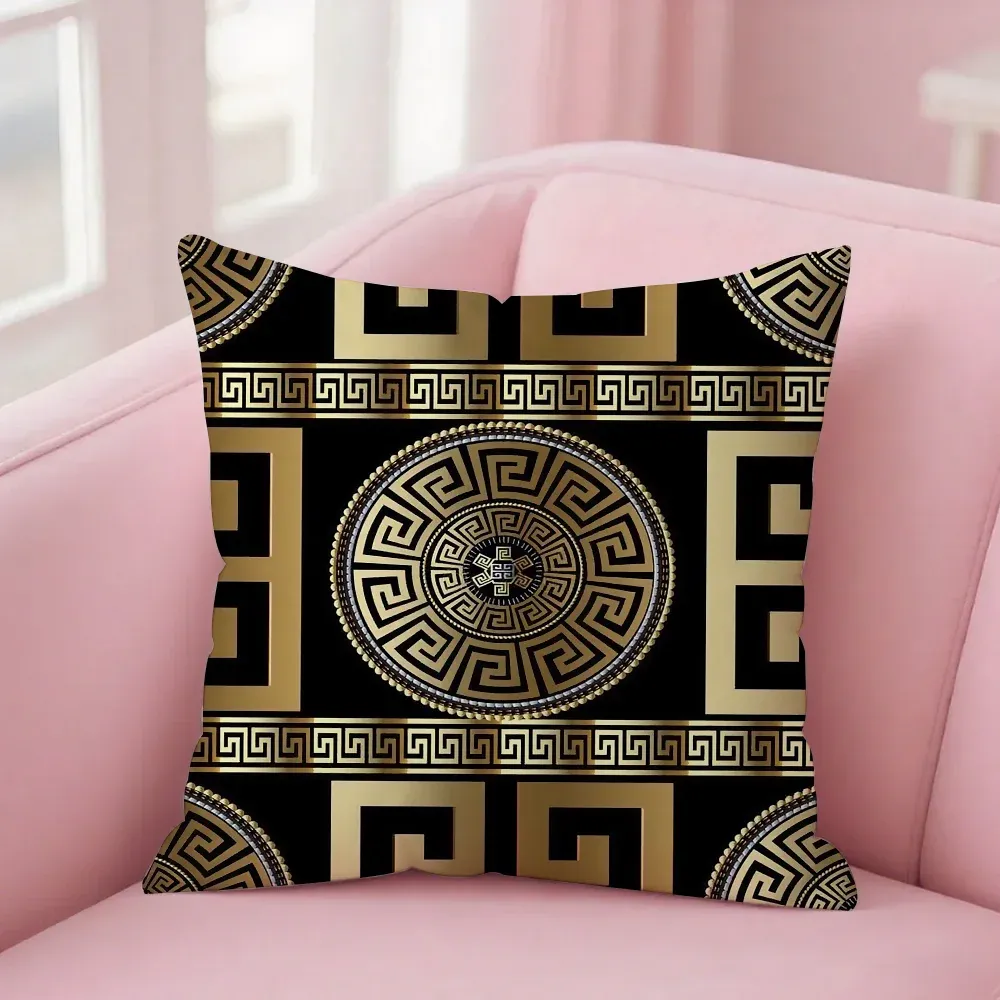 Housse de coussin grecque noire et dorée – médaillon antique