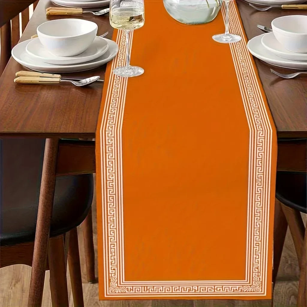 Chemin de table grec orange – bordure blanche à méandre