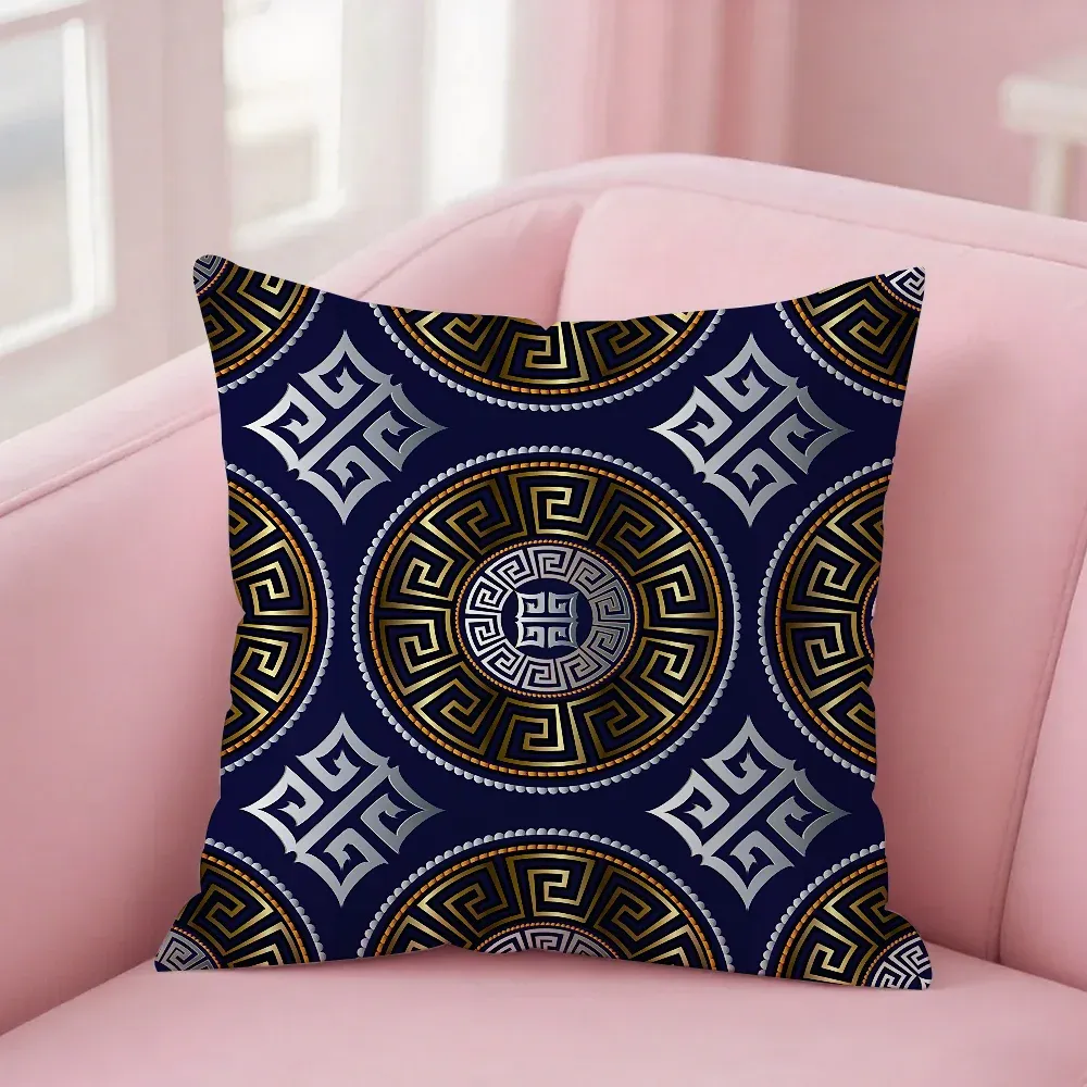 Housse de coussin grecque bleu nuit – méandres dorés et argentés