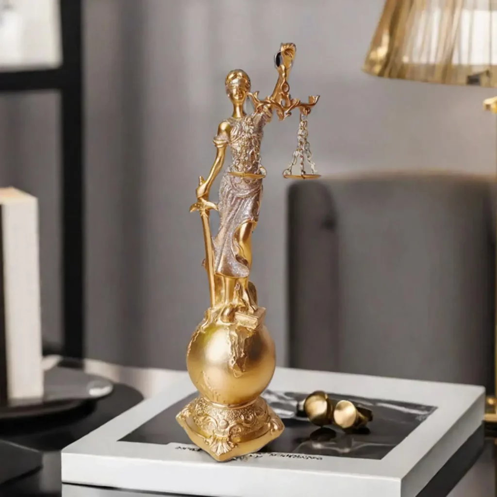 Statue Thémis dorée – déesse grecque de la Justice avec balance