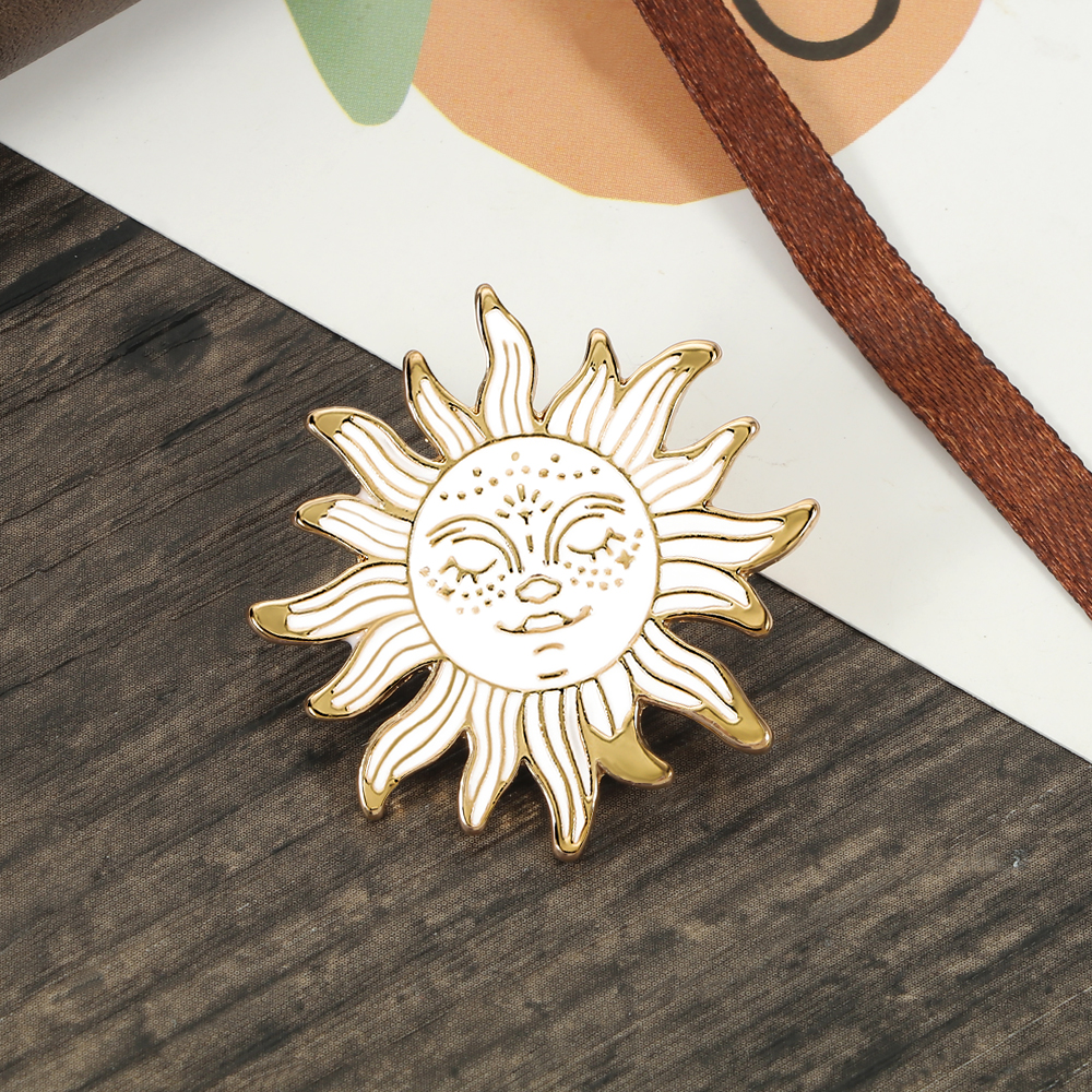 Broche Soleil – visage solaire doré inspiré de la mythologie grecque