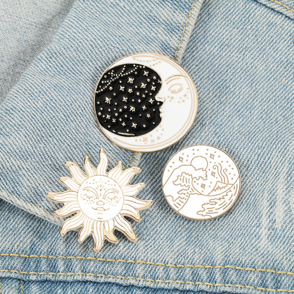 Broche Lune étoilée – profil céleste doré inspiré de la Grèce antique