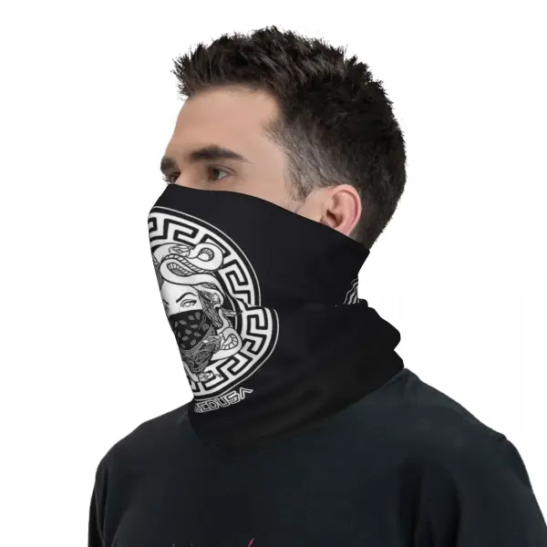 Tour de cou Méduse – foulard multifonction noir à motif grec – Image 4