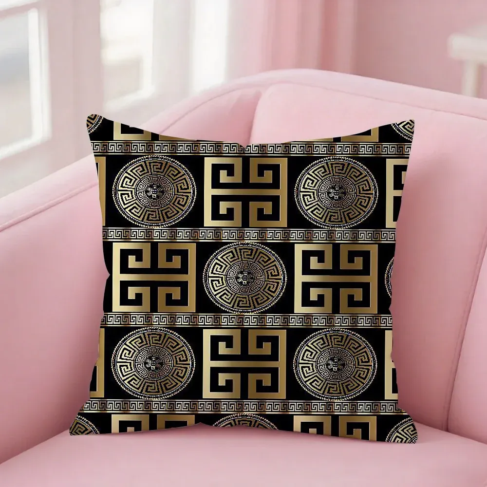 Housse de coussin grecque noire et bronze – médaillons répétés