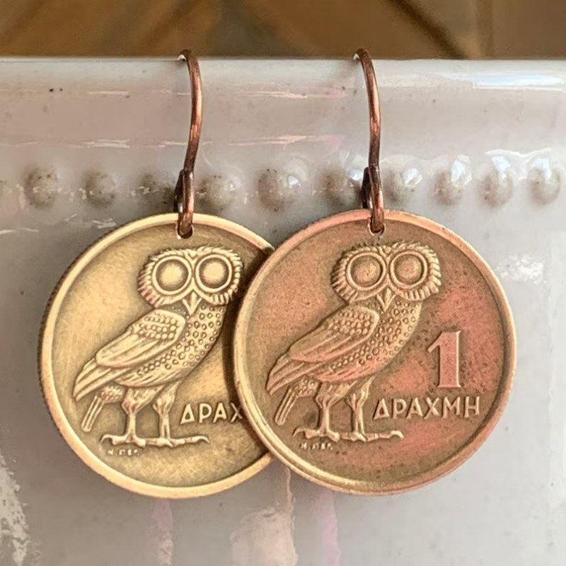 Boucles d’oreilles chouette grecque dorée – médaillon style drachme