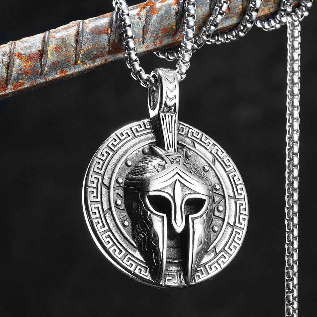 Collier spartiate en acier avec casque guerrier en relief