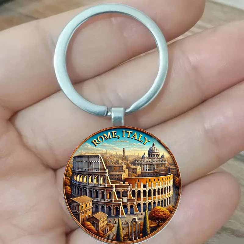 Porte-clés rond illustré du Colisée de Rome tenu dans la main