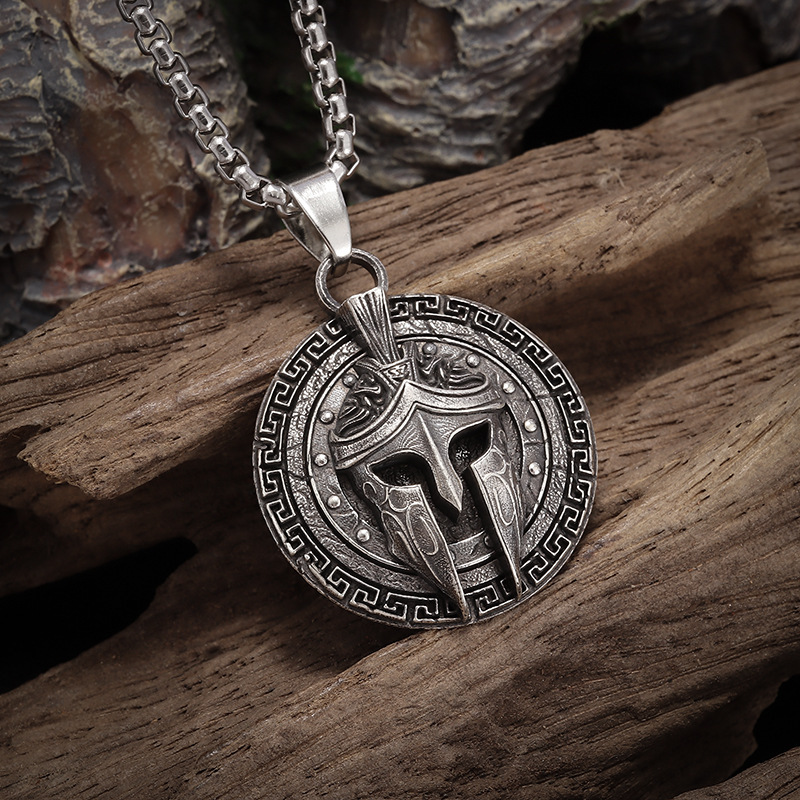 Collier avec pendentif bouclier et casque spartiate en relief