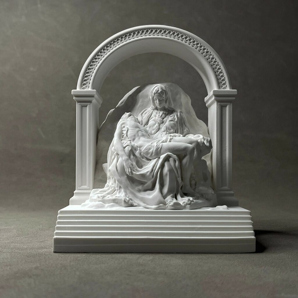 Statue classique en plâtre avec figure drapée sous une arche