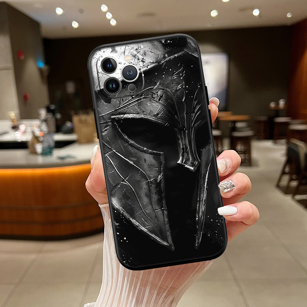 Coque de téléphone avec casque spartiate sombre et métallique